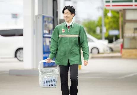 セブン-イレブン併設店舗スタッフ